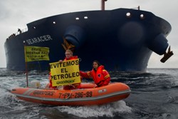  Activistar de GREENPEACE muestran que otro Prestige es posible en Bilbao ante un petrolero